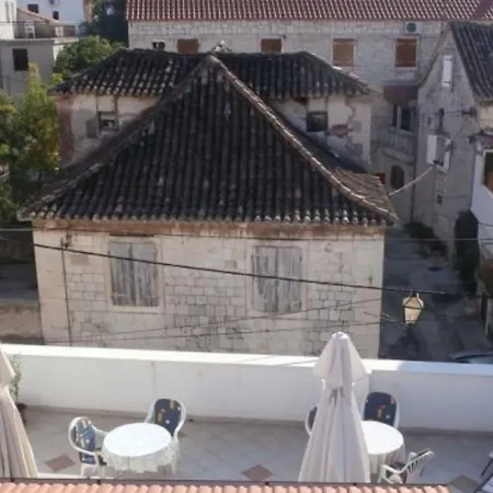 Klaudija's Charming & Πανσιόν Τρογκίρ