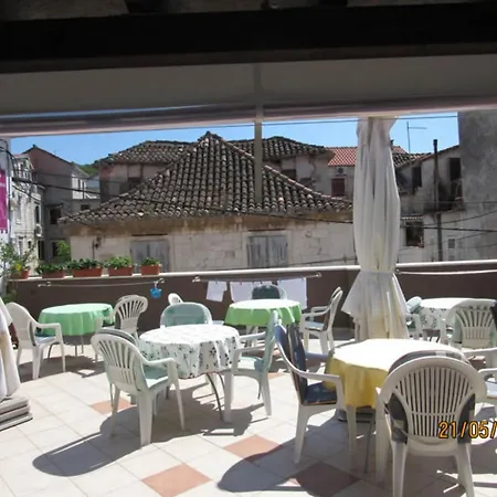 Klaudija's Charming & Πανσιόν