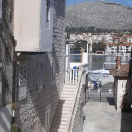 Πανσιόν Klaudija's Charming & 3*